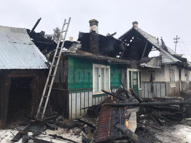 Incendiul de la Măneuți a făcut pagube mari, iar proprietarul s-a rănit la ambele mâini, încercând să salveze lucruri din locuinţă