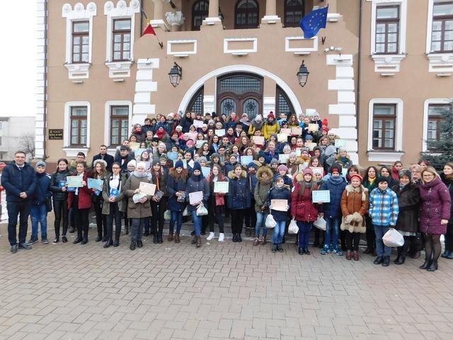 Peste 100 de elevi au participat la Concursul Interjudeţean „Numai poetul...”, de la Fălticeni