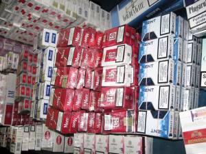 Ţigări de contrabandă în valoare de peste 70.000 de lei, confiscate dintr-o maşină