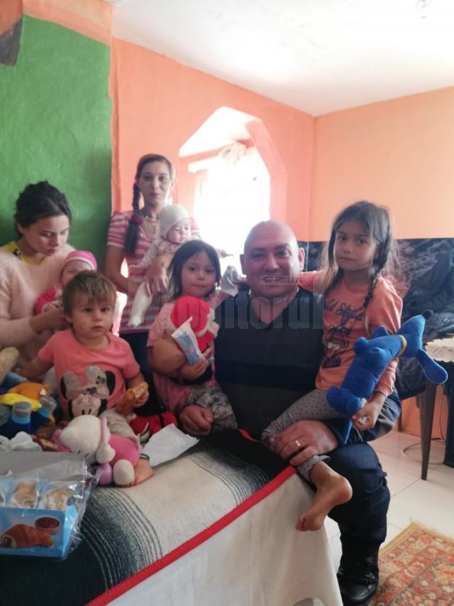 Mai multe familii nevoiașe din Preutești și Baia, ajutate de un grup de oameni inimoși din Fălticeni