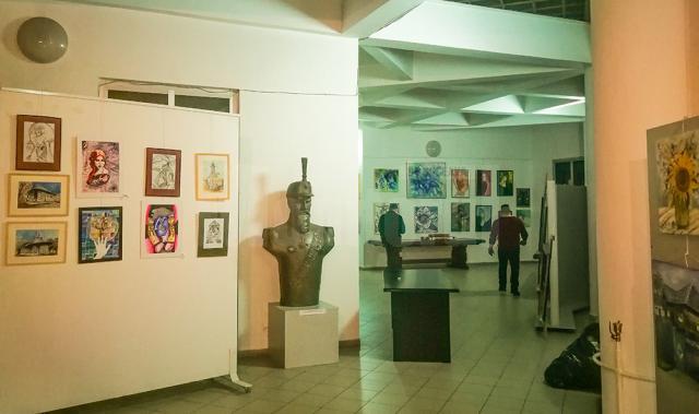 Profesorii de arte plastice din judeţele Suceava, Bacău, Iaşi şi Botoşani, împreună la expoziţia „Dascăl şi Artist”