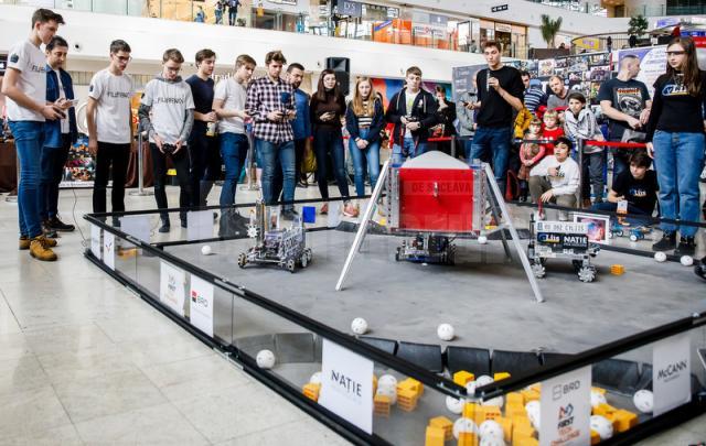 Spectacol cu roboţi creaţi de liceeni, sâmbătă, la Iulius Mall
