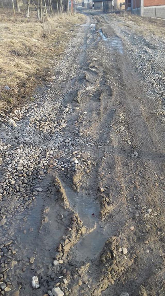 Zeci de străzi de pământ din municipiul Suceava nu pot fi asfaltate, fiind proprietate privată