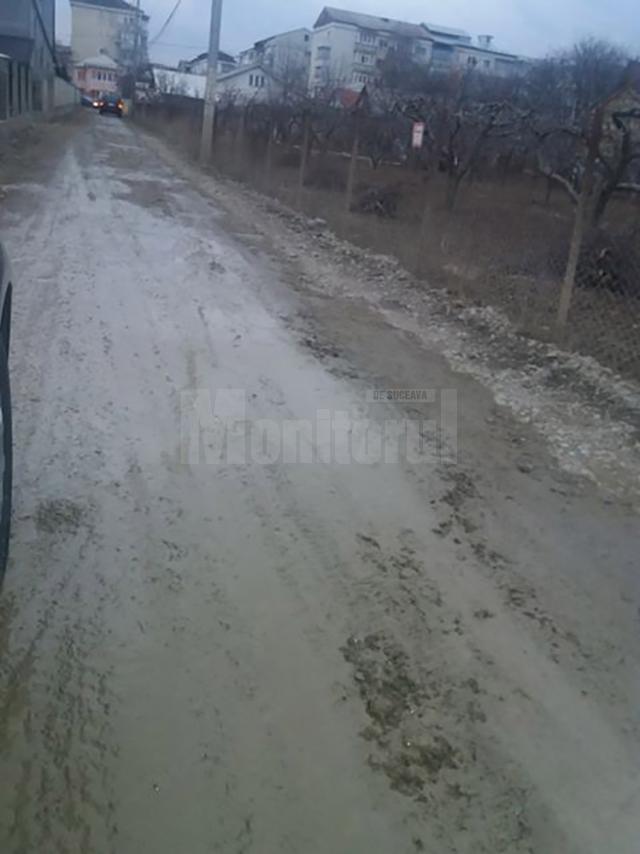 Zeci de străzi de pământ din Suceava nu pot fi asfaltate, pentru că sunt private