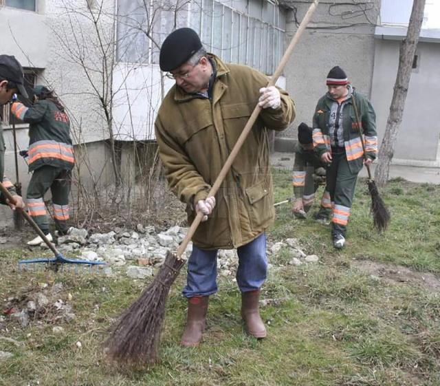 Ion Lungu, cu măturoiul, la campaniile de curățenie din Suceava