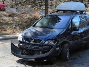 În urma impactului, un copil și o femeie din Opel Zafira au fost răniți ușor