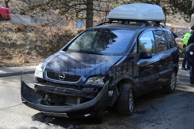 În urma impactului, un copil și o femeie din Opel Zafira au fost răniți ușor