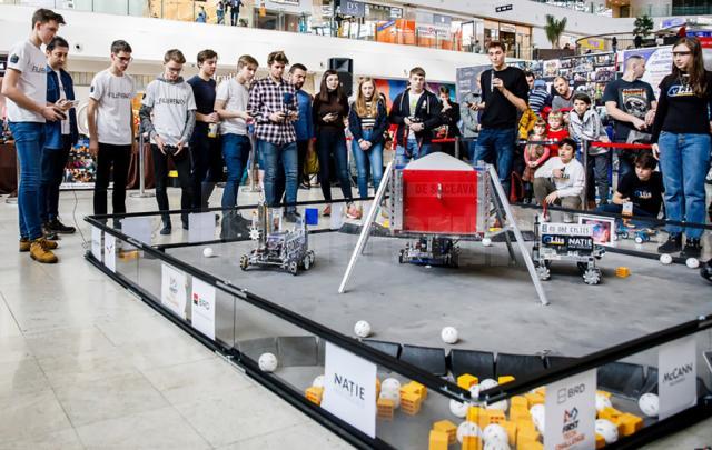 Demonstrații de robotică, sâmbătă, la etajul Iulius Mall