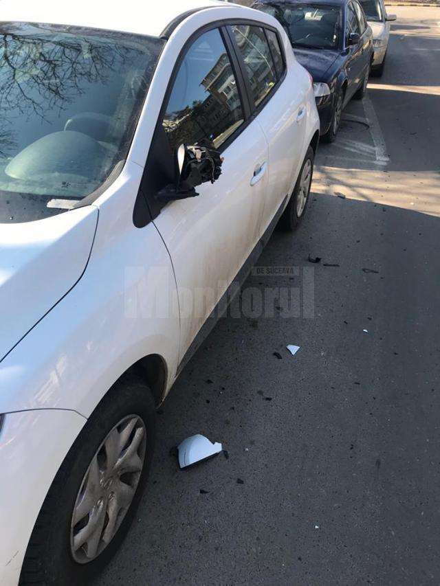 Trei tineri care au distrus oglinzile maşinilor de pe o stradă centrală din Suceava, prinşi în flagrant de poliţiştii locali