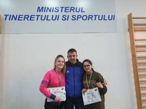 Andu Vornicu, încadrat de sportivele Maria Polonic şi Romina Iosub