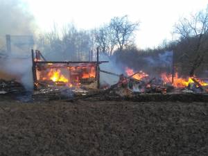 Gospodărie distrusă de flăcările pornite de la un vecin, care începuse curăţenia de primăvară
