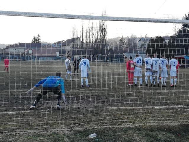 Câmpulungenii au străpuns de două ori apărarea celor de la Vereşti. Foto Andreea Ardeleanu