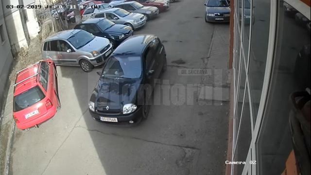 Maşina cu care au acţionat hoţii, un Renault Clio de culoare neagră, cu numere provizorii de BT