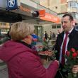 Viceprimarul Lucian Harșovschi a împărțit flori în zeci de locuri din Suceava