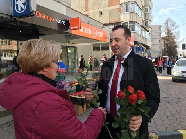 Viceprimarul Lucian Harșovschi a împărțit flori în zeci de locuri din Suceava