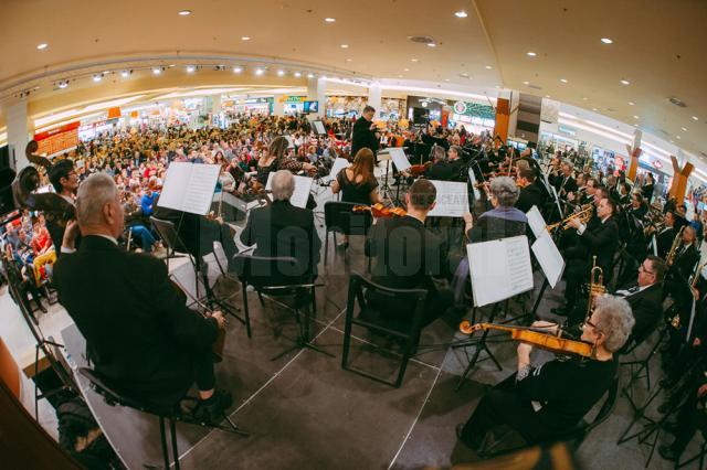 Concert simfonic susținut de Filarmonica de Stat Botoşani, dedicat femeilor, la Iulius Mall