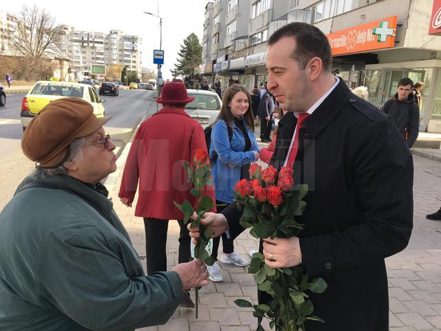 Viceprimarul Lucian Harșovschi a împărțit flori în zeci de locuri din Suceava, felicitând mii de doamne și domnișoare