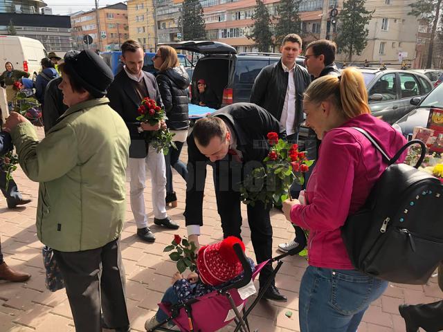 Viceprimarii Sucevei s-au întrecut în a oferi flori de 8 Martie
