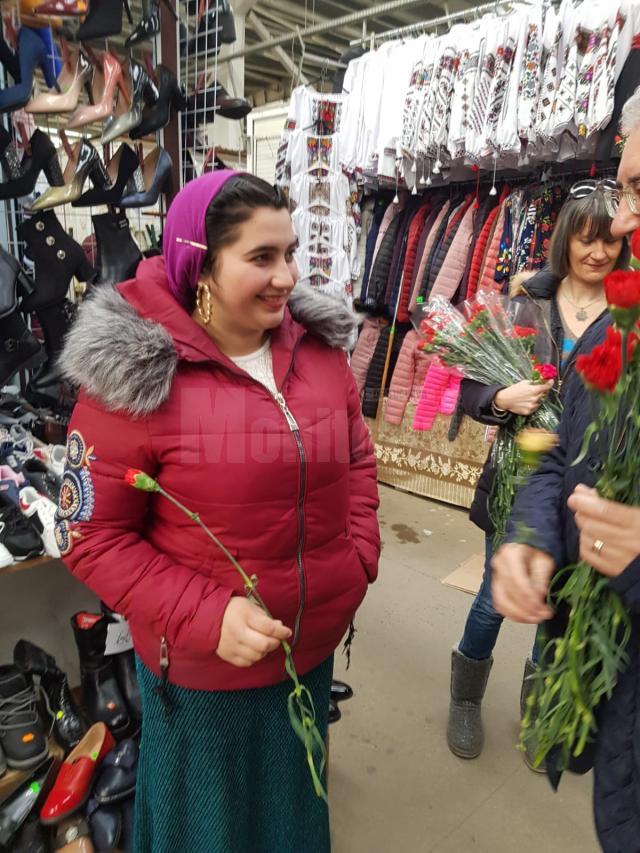 Mii de flori împărţite de primarul Sucevei doamnelor şi domnişoarelor, de 8 Martie