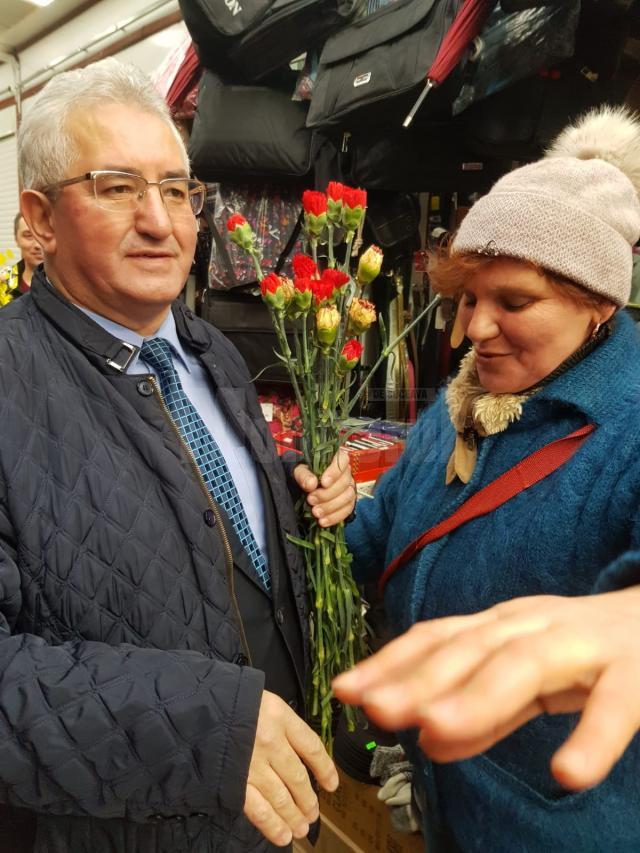Mii de flori împărţite de primarul Sucevei doamnelor şi domnişoarelor, de 8 Martie
