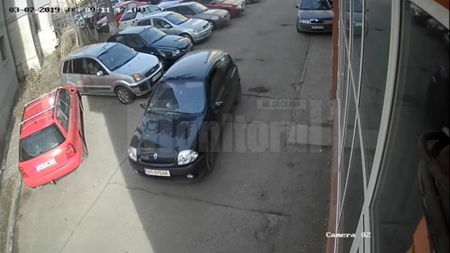 Maşina cu care au acţionat hoţii, un Renault Clio de culoare neagră, cu numere provizorii de BT, a fost găsita abandonată la marginea pădurii Zamca