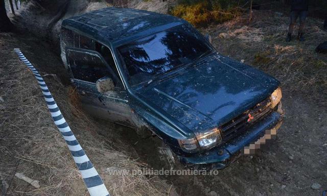 Jeep cu țigări de aproape 50.000 de euro, capturat cu împușcături în zona de munte