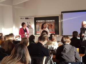 Prima acțiune din cadrul Campaniei „Distruge Zidul Indiferenţei! Traficul de persoane poate fi prevenit”, la Suceava