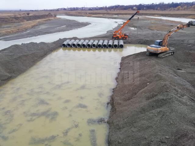Podul provizoriu de peste râul Suceava, de la Vereşti, va fi funcţional peste zece zile