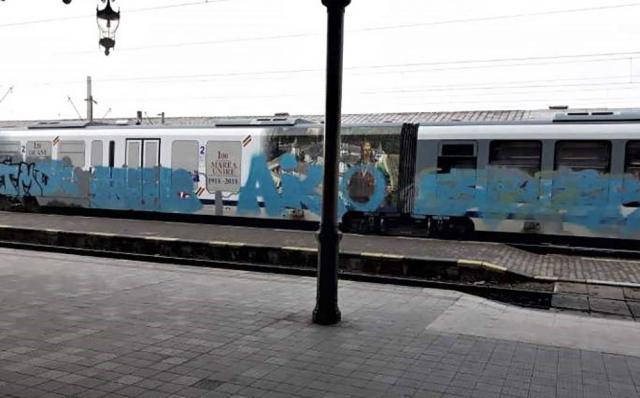 Trenul a fost murdărit dintr-un capăt în altul cu un spray de culoare albastră. Foto: linia515.wordpress.com