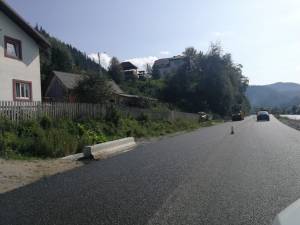 Suprafaţa de rulare este aproape gata pe tronsonul III, adică de la limita cu Maramureşul, din Pasul Prislop, şi până la Valea Stânei, comuna Cârlibaba