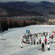 Iubitorii sporturilor de iarnă au dansat hore și au coborât pe pârtie îmbrăcați în port popular