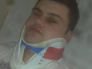 Mihai Alexandru Săndulescu acuză că a fost victima poliţiştilor, care l-au lovit cu pumnii și picioarele, precum și cu un baston de cauciuc