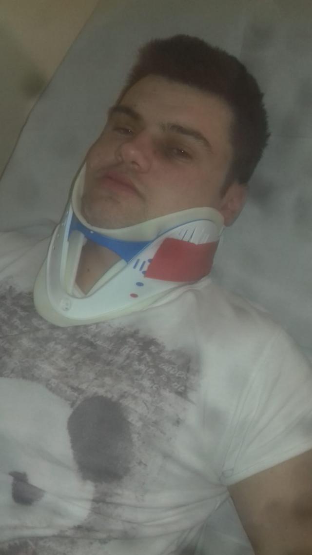 Mihai Alexandru Săndulescu acuză că a fost victima poliţiştilor, care l-au lovit cu pumnii și picioarele, precum și cu un baston de cauciuc