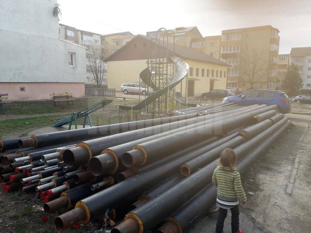 Conductele de termoficare depozitate la locul de joacă pentru copii de pe strada Măgurei