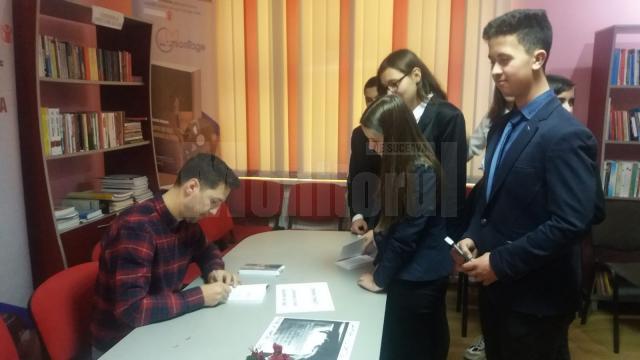 Cornel Manaz și elevi ai Colegiul „Mihai Băcescu”