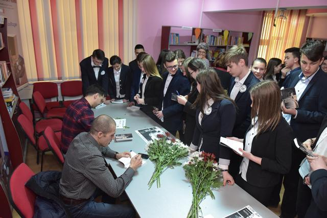 Romanul „Copiii din tren coboară la prima”, disecat de liceeni de la Filologie, în prezenţa autorului, a eroului principal şi a celui care a scris prefaţa. Foto: Art Image