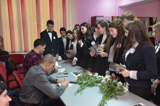 Romanul „Copiii din tren coboară la prima”, disecat de liceeni de la Filologie, în prezenţa autorului, a eroului principal şi a celui care a scris prefaţa. Foto: Art Image