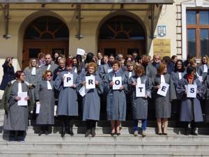 Aproape 100 de grefieri de la instanţele şi parchetele din Suceava au protestat vineri în faţa Palatului de Justiţie