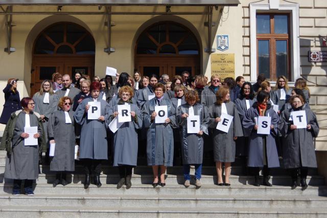 Aproape 100 de grefieri de la instanţele şi parchetele din Suceava au protestat vineri în faţa Palatului de Justiţie