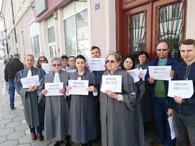 O parte a personalului auxiliar din cadrul Judecătoriei Rădăuți, care nu au plecat la Bucureşti, au protestat pe trotuar având în mâini hârtii pe care scria „Protest. Ora 11.00-13.00”