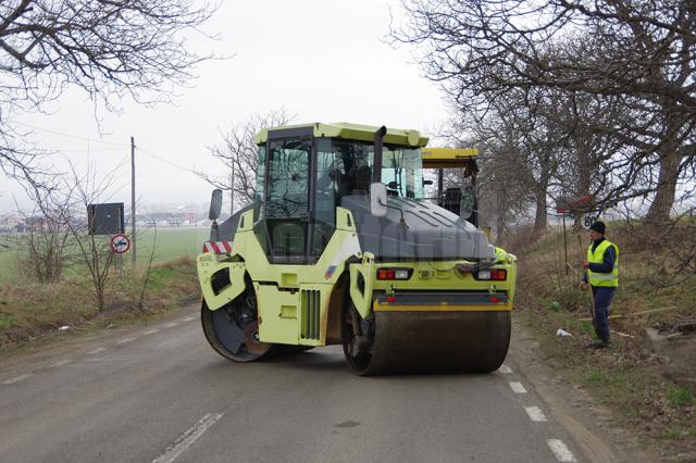 De ieri au început lucrările de reparaţii pe drumul Suceava - Dolhasca