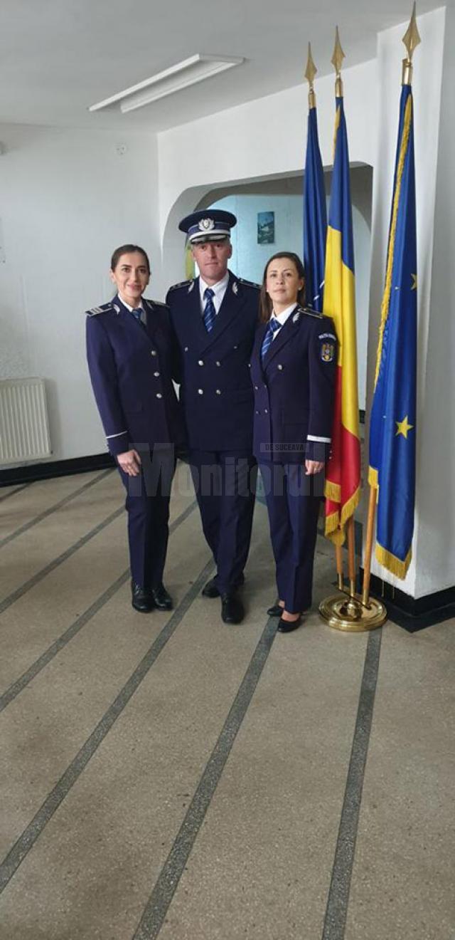 Comisarul Marius Ciotău, alături de două dintre colegele avansate în grad