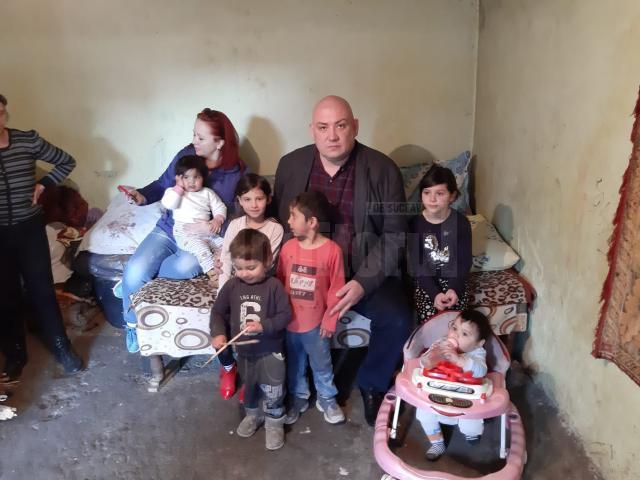 Familie săracă din Baia cu nouă copii