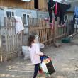 Familii cu mulţi copii din Baia şi Vadu Moldovei, care trăiesc într-o sărăcie lucie, ajutate cu alimente, haine şi produse de curăţenie