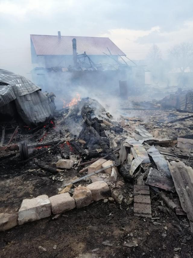 Flăcările au distrus o casă de locuit și anexele din jur