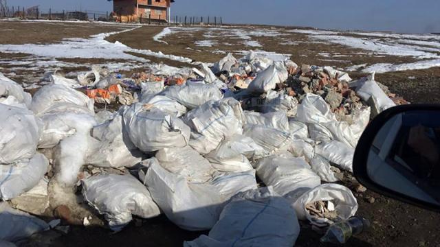 Un întreg deal din comuna Şcheia a fost transformat într-o adevărată groapă de gunoi