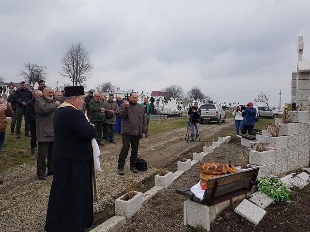 300 de molizi au fost plantaţi în cimitirul din Siret, în memoria copiilor care au murit în fostul „Orfelinat al groazei”. Foto: Ema MOTRESCU