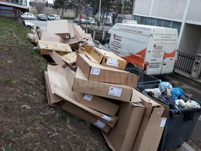 Cartoanele aruncate la gunoi de firma cu punct de lucru pe strada Universității