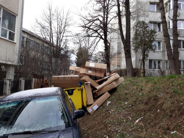 Cartoanele aruncate la gunoi de firma cu punct de lucru pe strada Universității 2