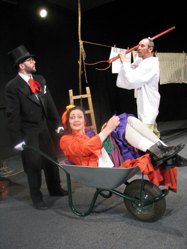 Cerere în căsătorie (FOTO www.teatrulmihaieminescubt.ro)